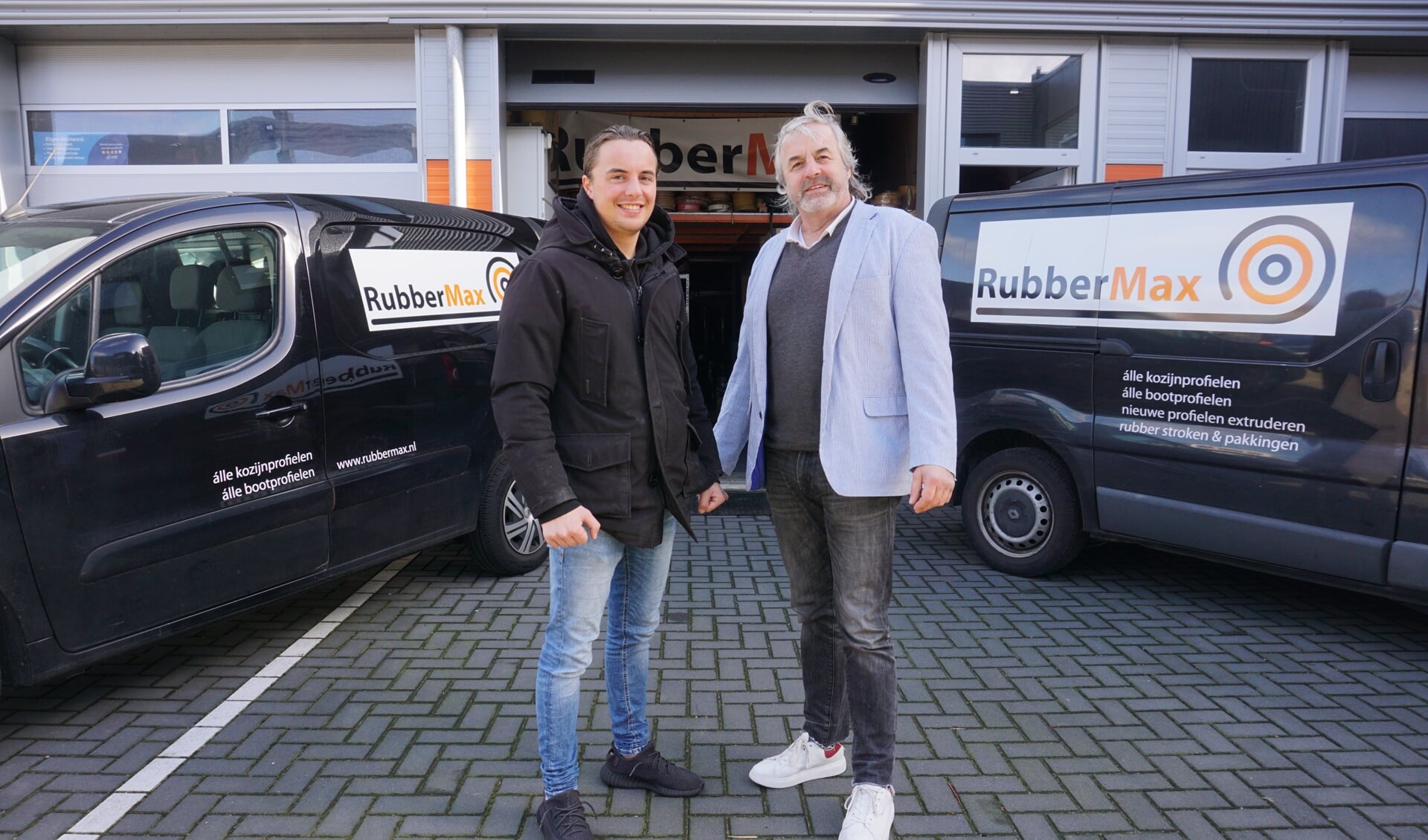 Max de Graaf (r) en zijn zoon Joep. De ondernemer vertrekt naar Sassenheim om zijn bedrijf verder uit te breiden. Foto: VSK
