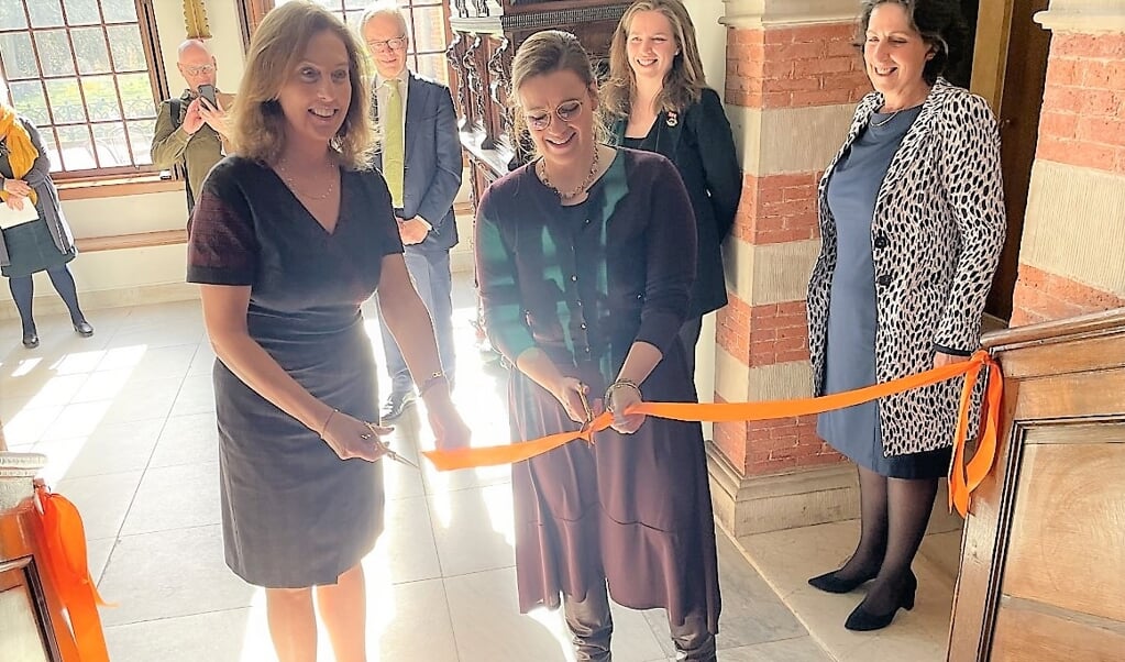 Met het doorknippen van het oranje lint wordt de tentoonstelling geopend. vlnr: gravin van Zuylen van Nijevelt-den Beer Poortugael, mevrouw C. Hörster, Simone Nieuwenbroek en Antoinette van Dorssen.