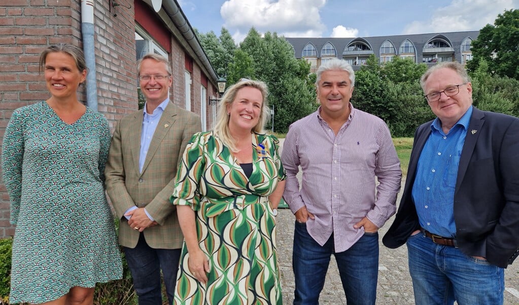 V.l.n.r.: Yvonne van Balen, Hubert Schokker, Femke Hameetman, Hans Douw, Hans van der Elst. 