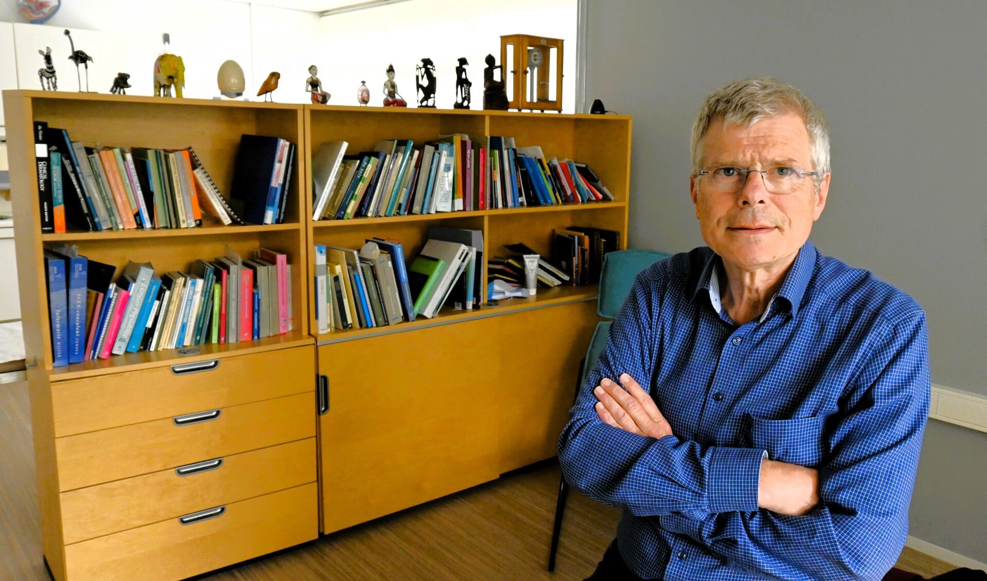 34 jaar was hij huisarts in Voorschoten maar nu gaat dokter Otto van Eysden met pensioen. De praktijk aan de Wijngaardenlaan 2 blijft bestaan. Foto: VSK