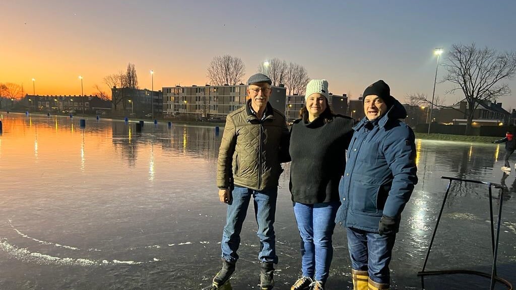 In alle vroegte werd het ijs getest door burgemeester Stemerdink en de ijsmeester