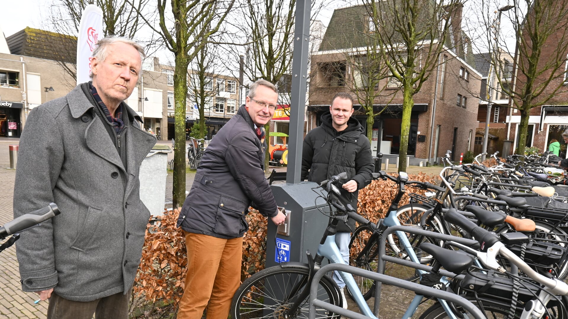 Door de stekker in het stopcontact te plaatsen, opende wethouder Schokker, onder toeziend oog van Ton van der Peet van de Fietsersbond en leverancier Danny de Bruijn, het eerste E-bike oplaadpunt.  