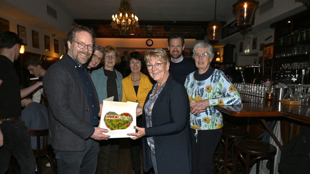 De Groene Valentijntaart werd door Conny van der Krogt uitgereikt aan Johan van Egmond van Stichting Katapult. Foto: VSK