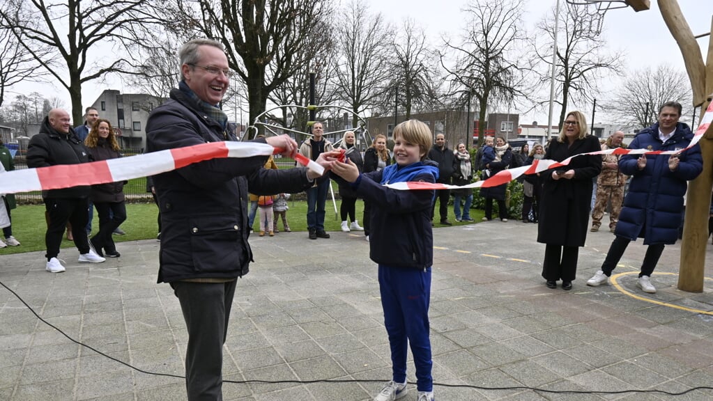 Bram mocht met wethouder Schokker het nieuwe schoolplein van de Gevers officieel openen. 