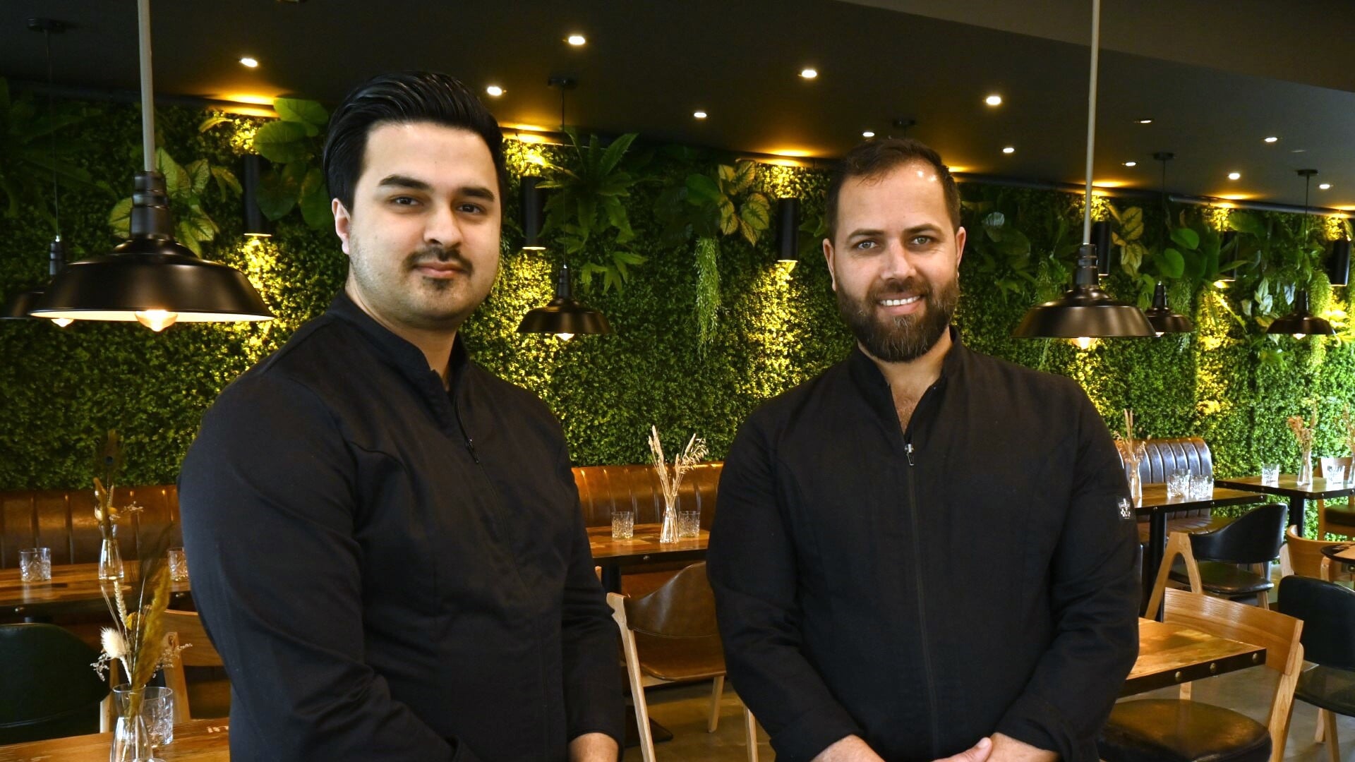 Tamim Haqparast en Shah Wali laten u in hun nieuwe restaurant Meydani graag kennismaken met de authentieke oosterse keuken. Foto: Vsk