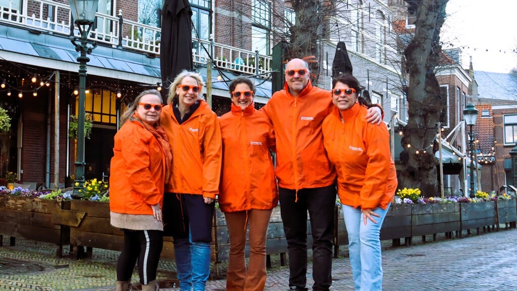 Het bestuur van de Oranjevereniging met vlnr Karin Wetselaar, Saskia Borsboom, Carlijn Gunst, Jos van Wersch en Lisette Bodaan. Niet op de foto: Leon Michel. Foto: PR