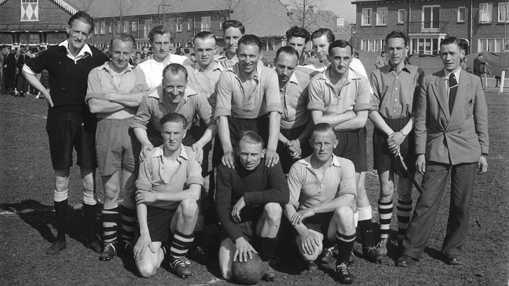 Na 99 jaar komt er binnenkort een einde aan selectievoetbal op de zondag. Hans Douw kijkt terug op voetbalhistorie. 