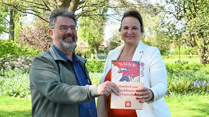 Burgemeester Stemerdink ontving het eerste exemplaar uit handen van auteur Jan Spendel. 