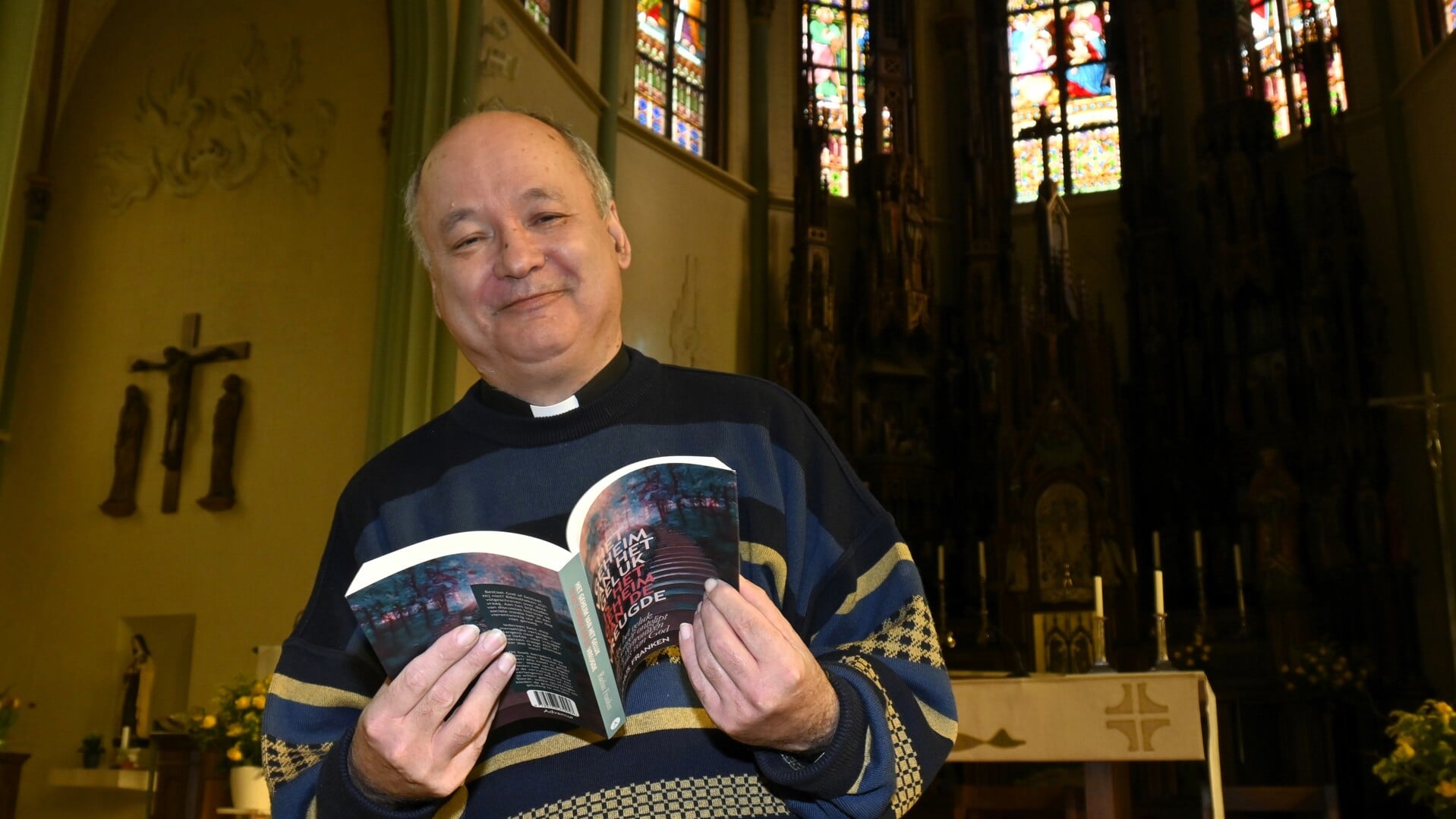 Pastoor Rochus Franken preekt zondag in de Laurentiuskerk. Na afloop signeert hij zijn eigen boek in het Bondsgebouw. 