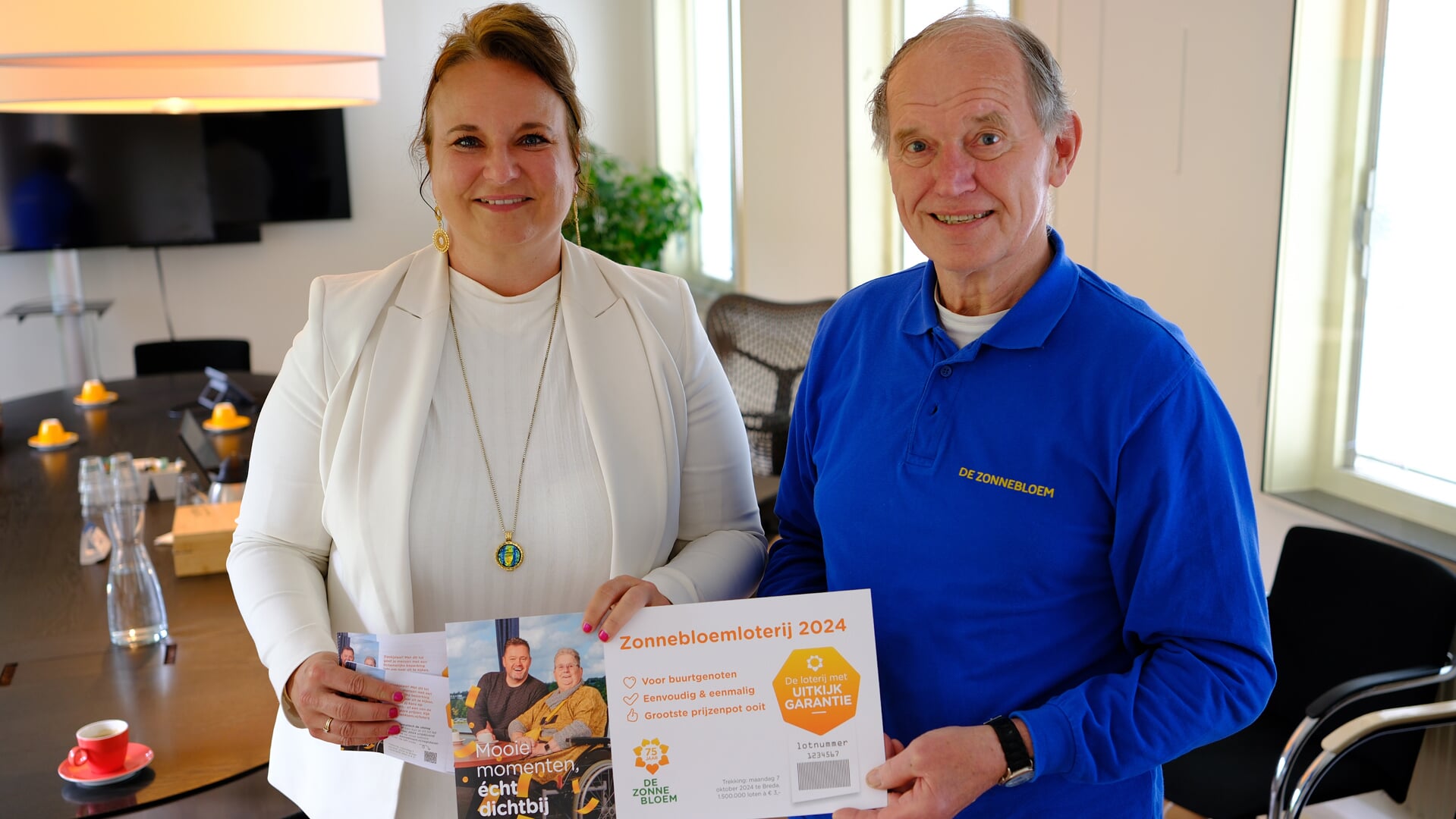 De eerste Zonnebloemloten zijn verkocht door Zonnebloemvoorzitter Bert Dedden, aan burgemeester Stemerdink