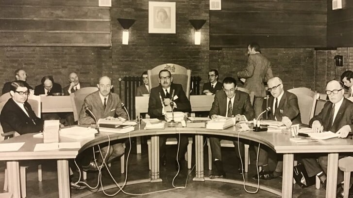 Begrotingsbehandeling 1971/1972 met v.l.n.r. wethouder Esselaar, wethouder Baron de Vos van Steenwijk, burgemeester Van der Haar, gemeentesecretaris Eveleens, wethouder Iestra en wethouder Pels.