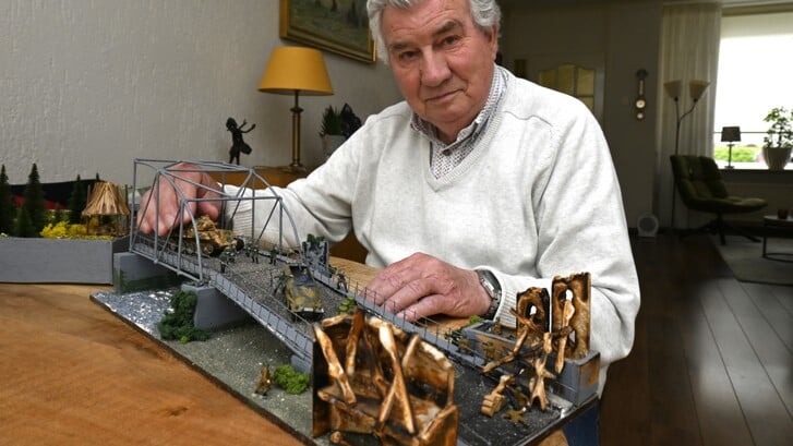 René van der Heijden zorgt ervoor dat weggevoerde Voorschotense families stolpersteine krijgen. De 77-jarige Voorschotenaar bouwde ook talloze maquettes. Deze is van de brug bij Arnhem. Foto: VSK