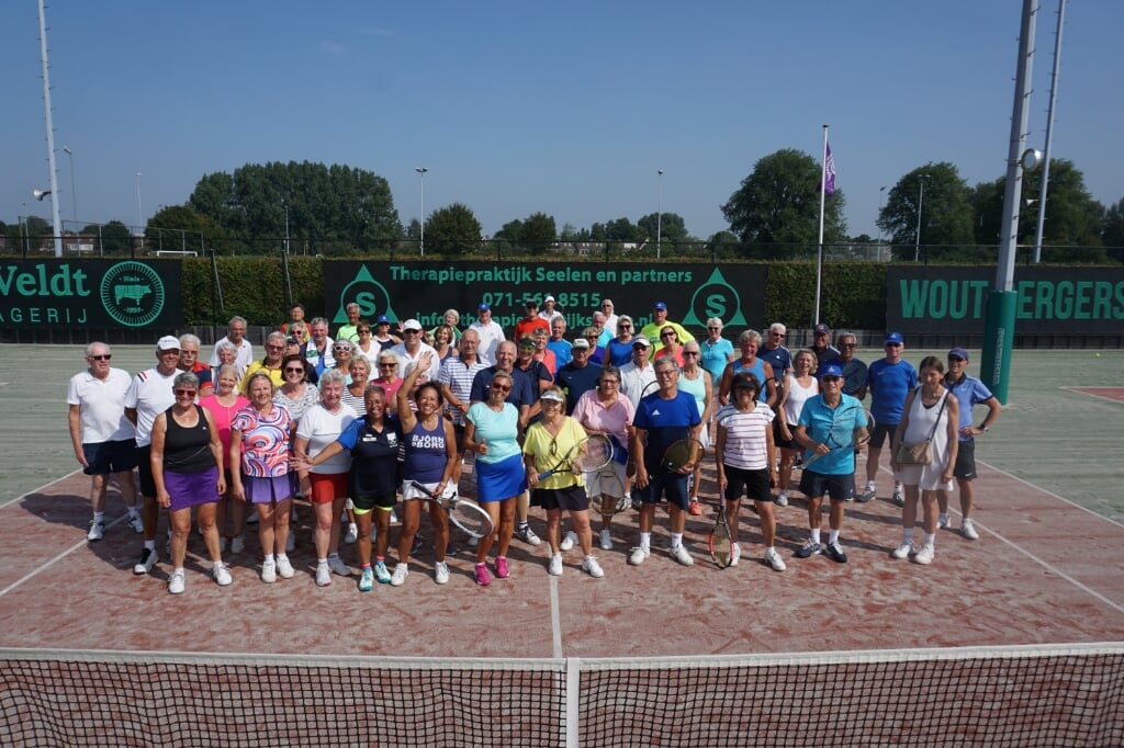 Ruim 60 deelnemers deden mee aan het Seniorentoernooi van Tennisvereniging Adegeest. Foto: VSK