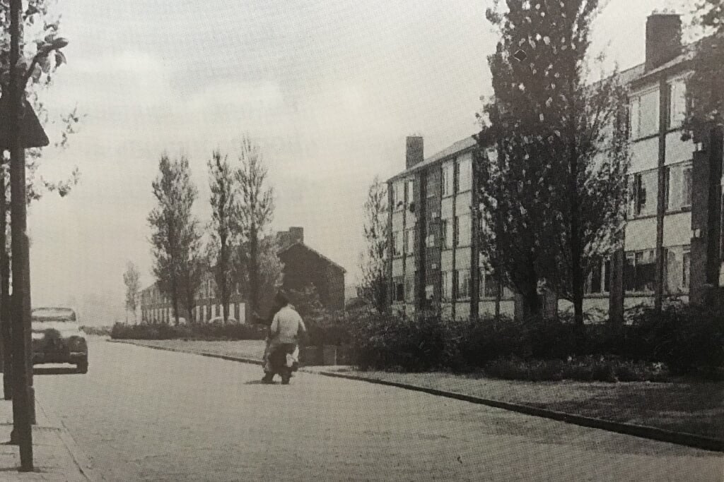 Raadhuislaan Voorschoten met rechts de Oranjeboomflat. Foto: Jan Spendel 
