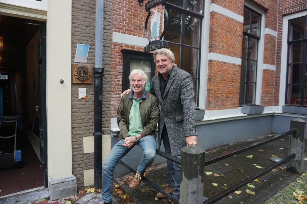 Boris Bayer (l) met zijn rechterhand Richard van Goor, voor het A&B-huis waar hij eind december eigenaar van zal zijn. Foto: Vsk