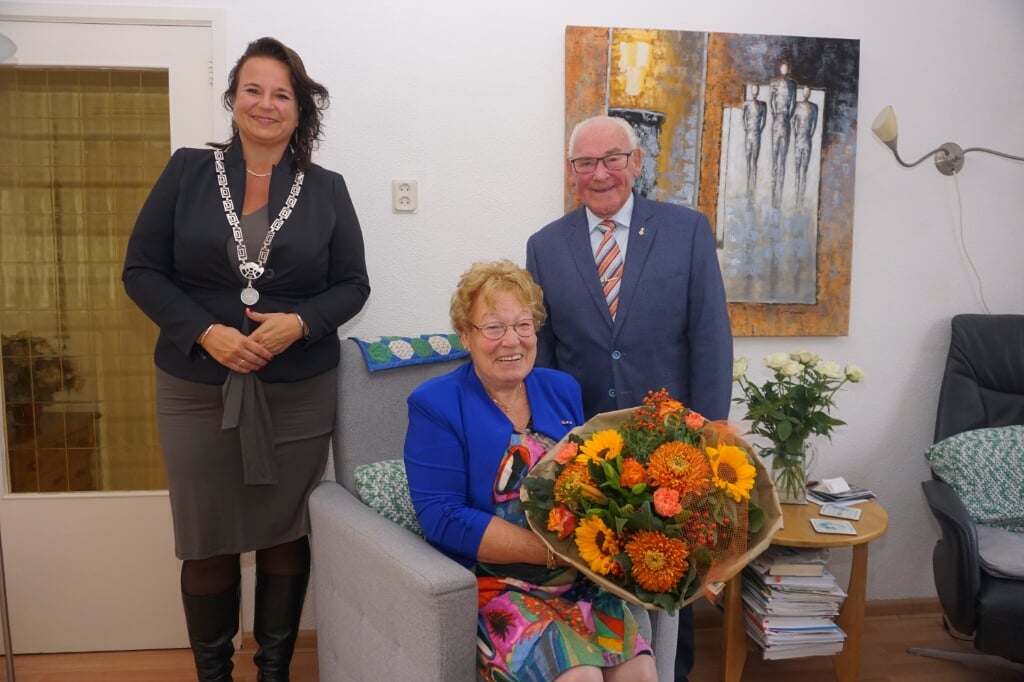Bloemen van de burgemeester voor het diamanten echtpaar Winkelman. Zij zijn 60 jaar getrouwd! Foto: VSK