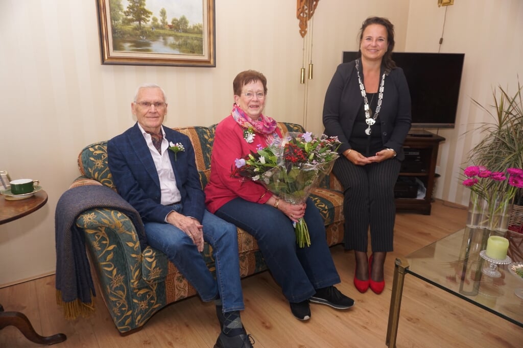 Burgemeester Stemerdink kwam het echtpaar Oprel feliciteren. Beiden hebben jarenlang voor de klas gestaan. Foto: VSK