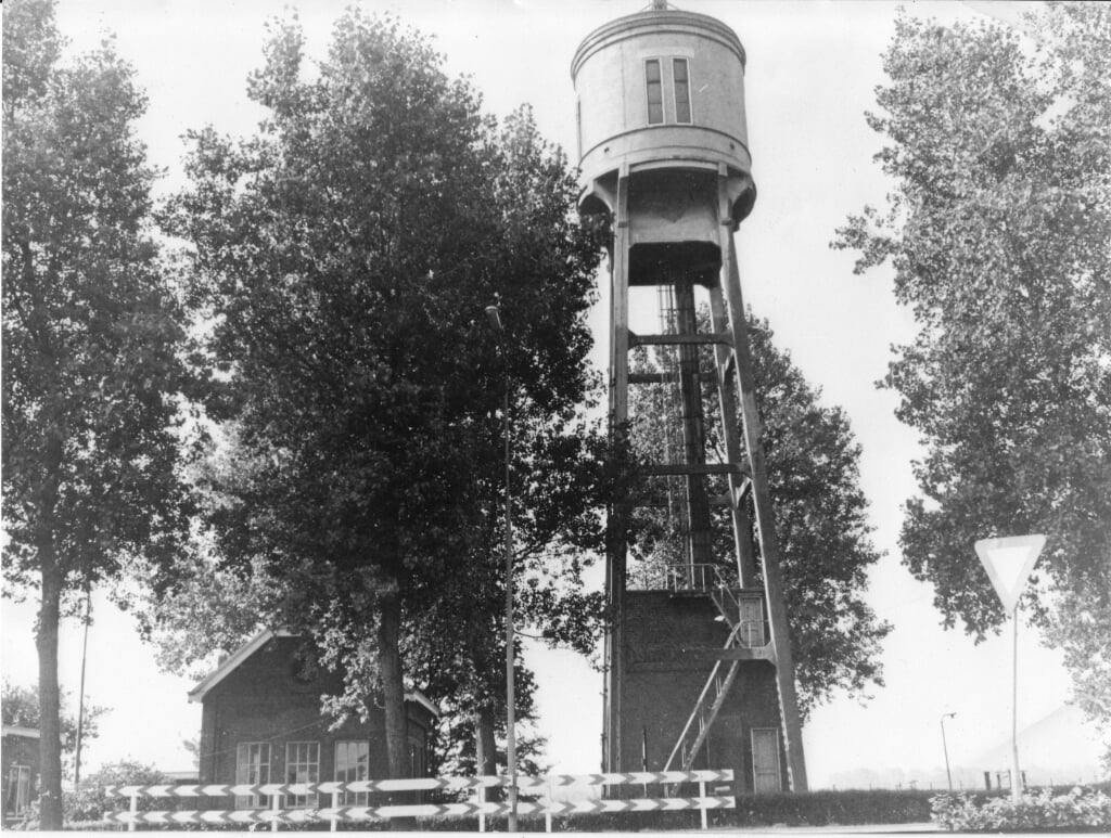 De in 1910 gebouwde, door Jan Schotel ontworpen Watertoren. Opvallend was de open draagconstructie van beton. (foto: De Omroeper/ W.F.H. Assink) 