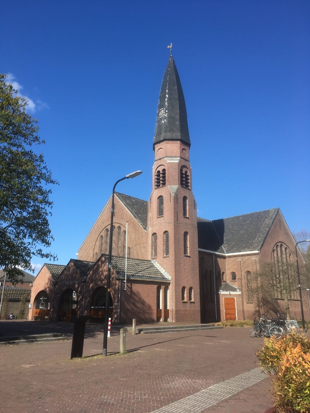 De Kruispuntkerk werd ontworpen door Herman Onvlee. 