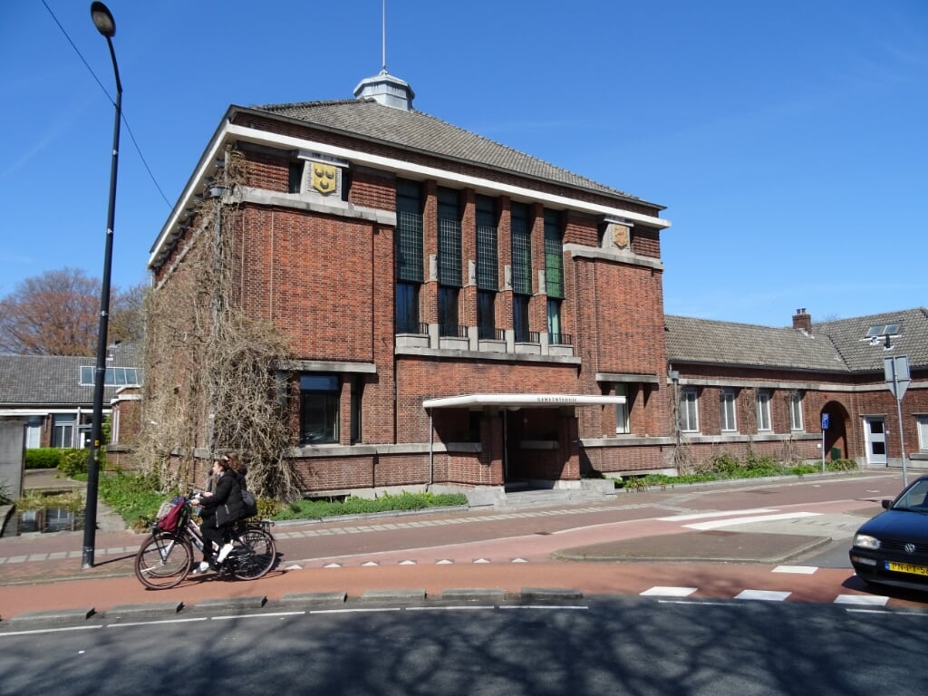Het gemeentehuis is ontworpen door de Haagse architect Willem Verschoor (1880-1968).  