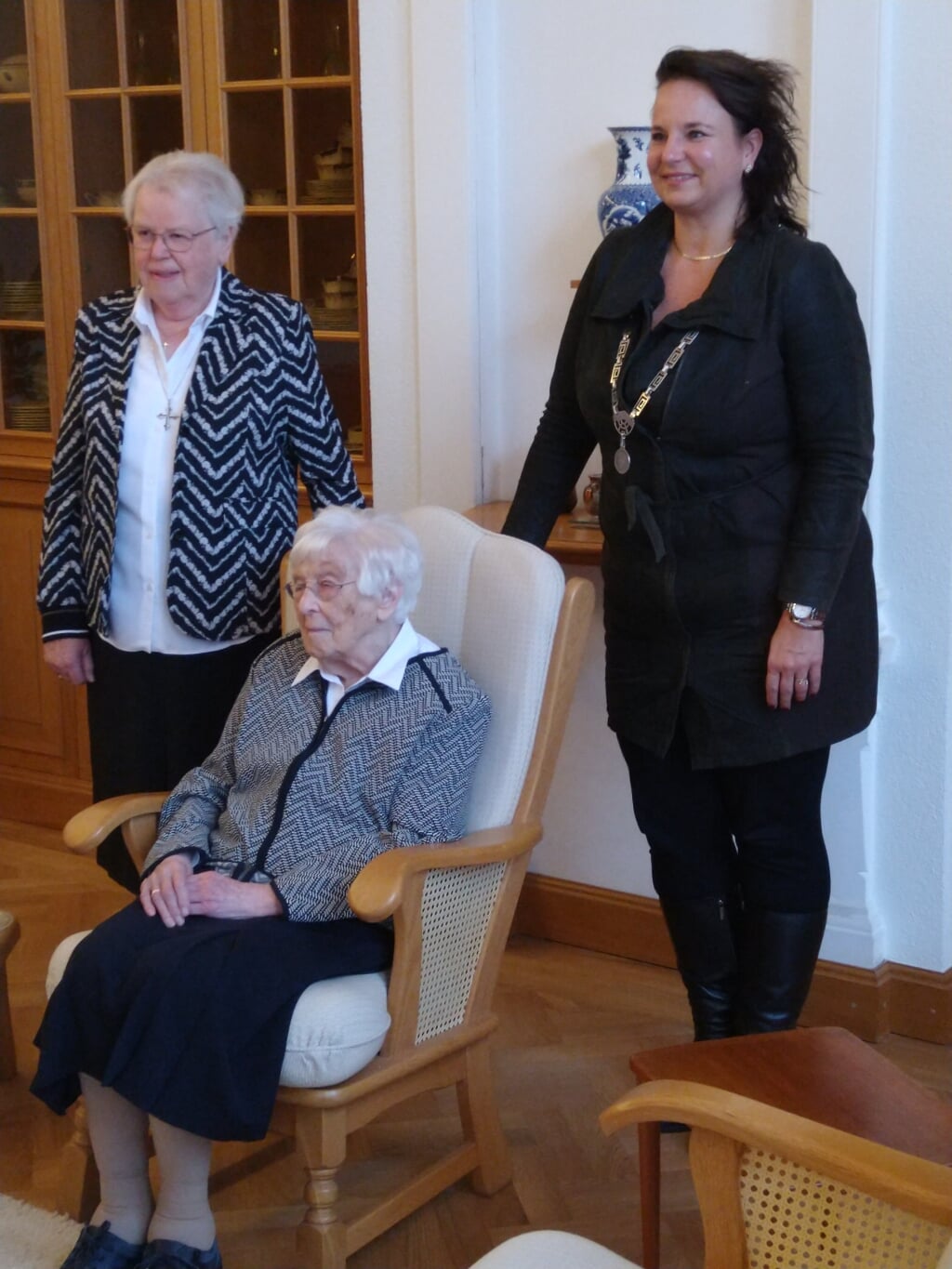 Burgemeester Stemerdink kwam de jarige Zuster Villana feliciteren onder het toeziend oog van algemeen overste Zuster Regina Plat. Foto: M.M. van Klaveren