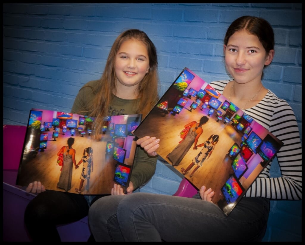 Lorelle (l) en Soraya (r) zijn apetrots dat hun foto in het boek van Jan van der Horn staat! Foto: Jan van der Horn.