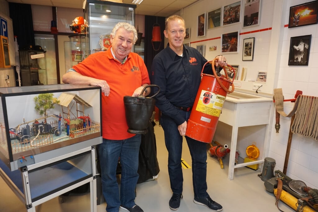 Vrijwilligers René van der Heijden en Jos van de Berg in museum Voorschoten. De twee steken heel wat uurtjes in het werk. Foto: VSK