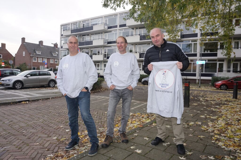 Ab van Amstel , Brian Lake en Willem de Vries, oprichters van het eerste uur, pakten de draad weer op, Vlietstad Radio is nu een  professioneel online radiostation, 24 uur per dag, 7 dagen in de week. Foto: Vsk
