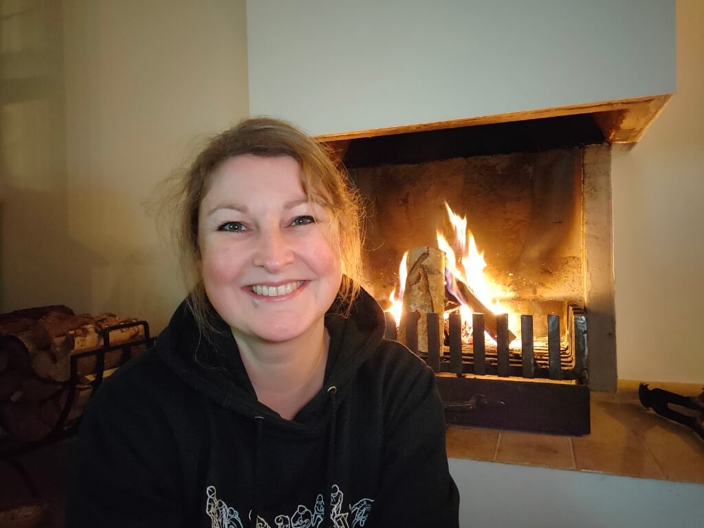 Voorschotense Jet Nijland werkt mee aan het project 'Verhalen bij Vuur'. Ze leest op 19 december voor uit haar debuutroman. Foto: PR
