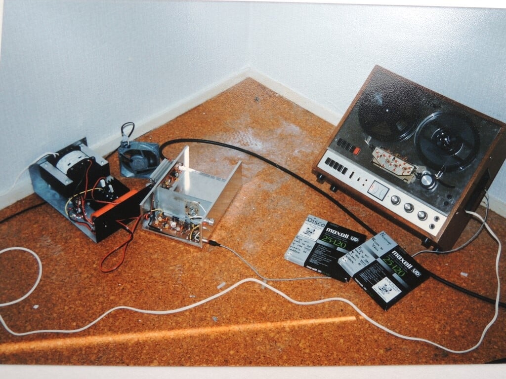 December 1986-Zender, voeding en autoreverse bandrecorder. Foto: archief Vlietstad