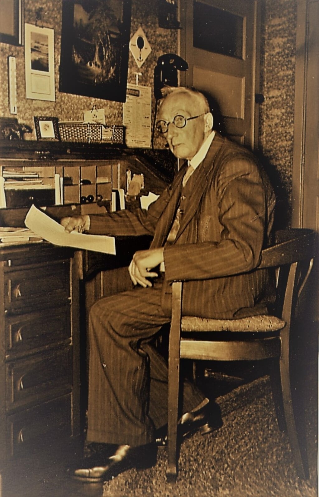 Christiaan Nell achter zijn bureau waar hij weersvoorspellingen schreef. Foto: uit familie-archief Nell
