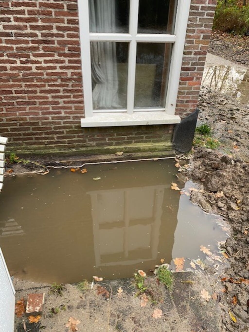 Onlangs stonden tuinen en huizen aan de Leidseweg-Noord weer onder water na een enorme regenbui. Het Hoogheemraadschap wil nu een overstort bij de Korte Vliet aanleggen. Foto: PR
