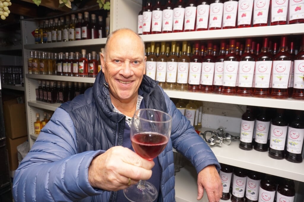 Voorschotens enige wijnmaker Dick van Straalen kan genieten van een glaasje wijn maar persoonlijk drinkt hij liever een biertje. Foto: VSK