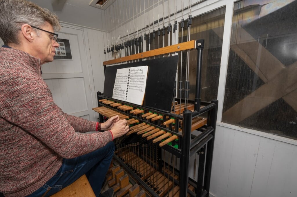 Weinig mensen kennen hem bij naam maar iedereen heeft hem gehoord. Al 25 jaar bespeelt beiaardier Gijsbert Kok het carillon van de Dorpskerk. Foto: Nelleke de Vries 