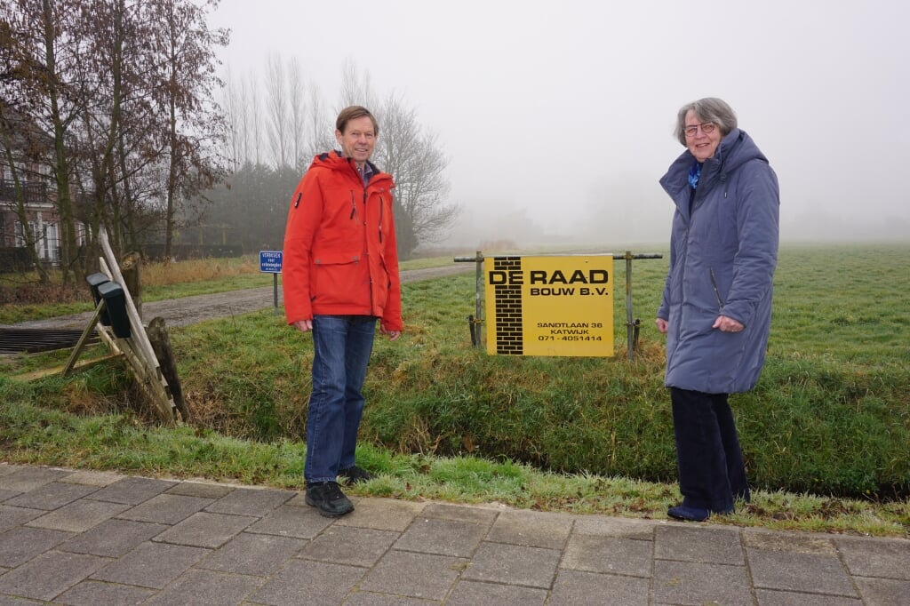 Buren Albert Steinebach en Marijke de Vrankrijker vinden dat de tijdelijke ontsluitingsweg van Starrenburg III op een slechte plek is gepland. Foto: VSK