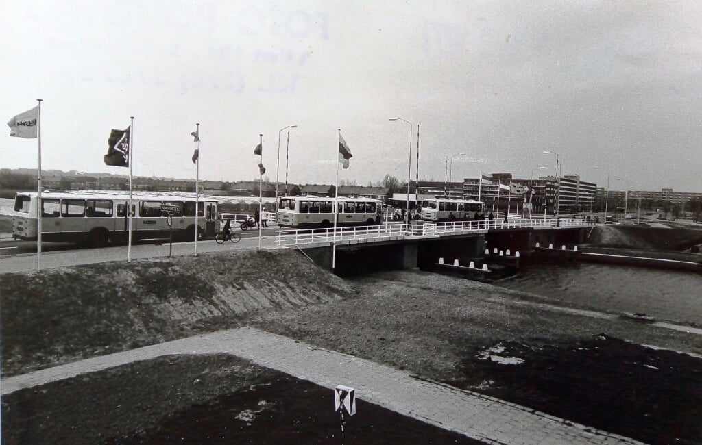 Dat de Noord Hofland brug uitsluitend voor het openbaar vervoer is bestemd toont de foto van de officiële opening. Een stoet bussen passeert als eerste de nieuwe brug. (foto De Omroeper/W. Bouwens)