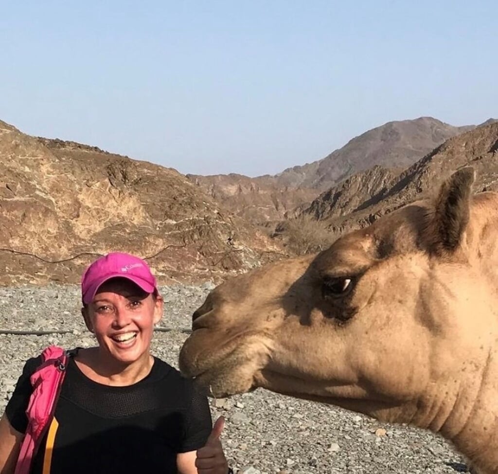 In Dubai in de woestijn trainen betekent dat je er ook zomaar een kameel tegen kan komen. Foto: Joyce Bijl