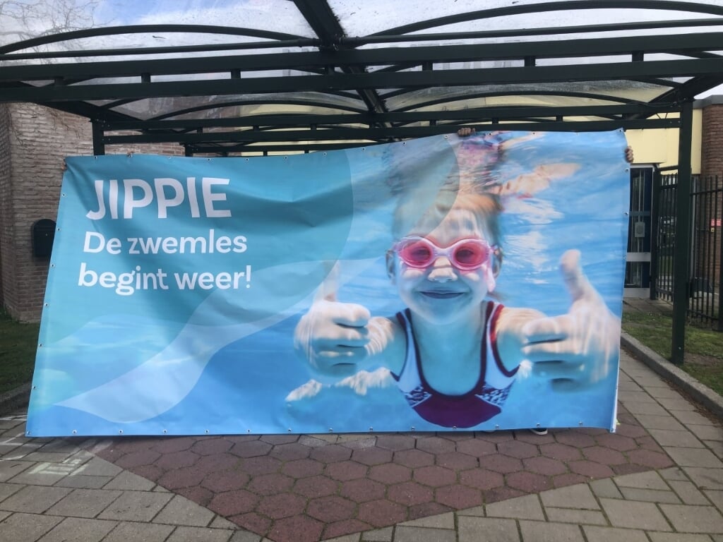 Het Wedde is weer open maar alleen voor ABC-zwemlessen. Het team van Sportfondsen Voorschoten is blij weer aan de slag te mogen. 