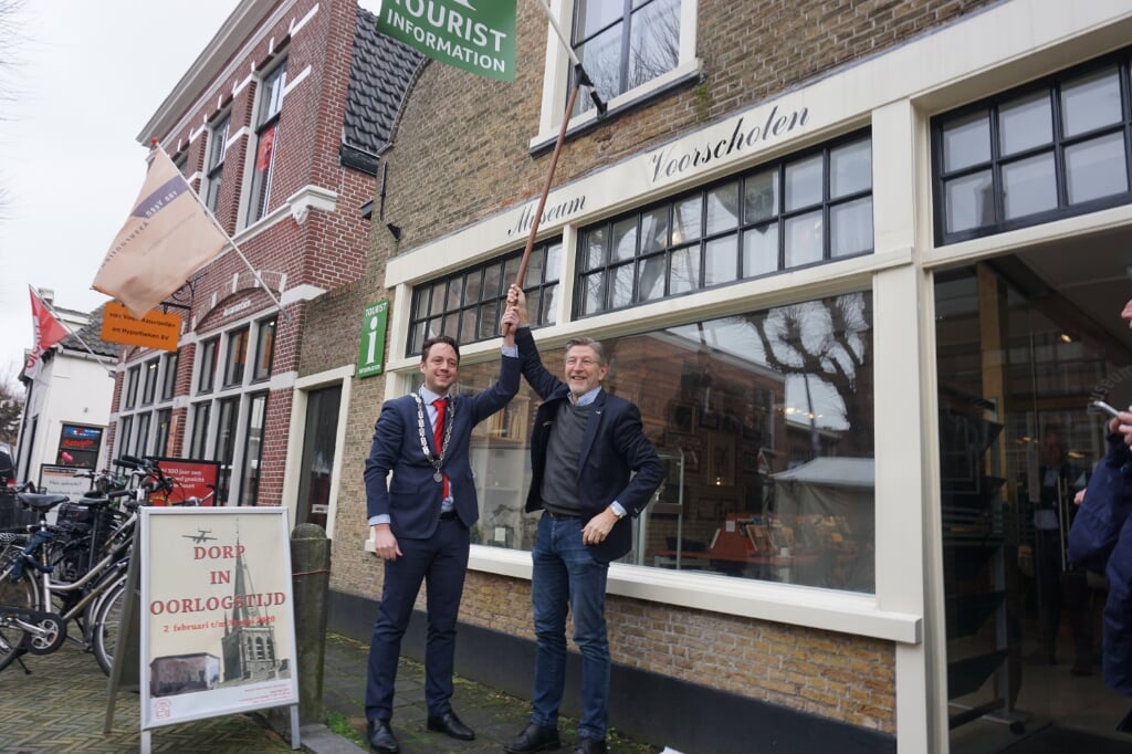 Vorig jaar openden wethouder De Bruijn en voorzitter Hans Rasch het Toeristen Informatiepunt bij het museum. Foto: VSK