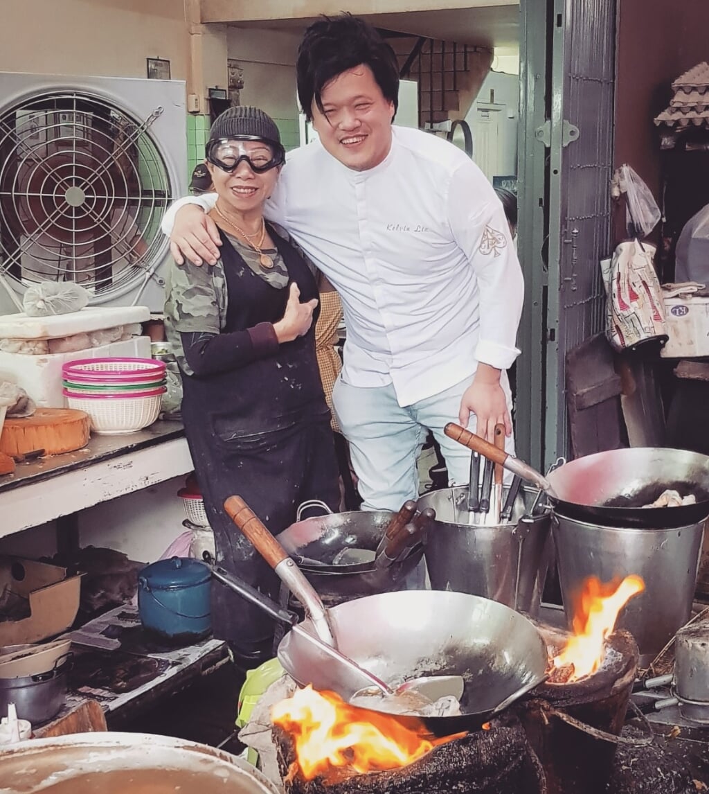 Kelvin te gast bij de bekende streetfood chef-kok Jay-Fai, zij heeft een Michelinster voor haar krabomelet. Foto: PR 