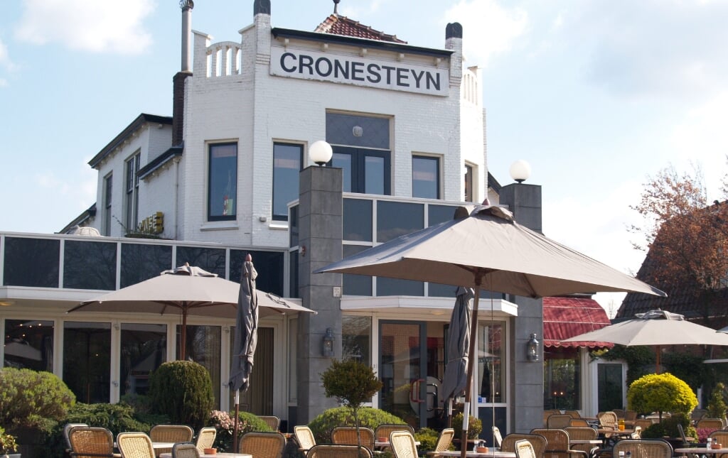 Brasserie Cronesteyn, prachtig gelegen aan de Vliet, 'fijn dat de gasten terug zijn, nu nog de beste sous-chef vinden'. Foto: PR
