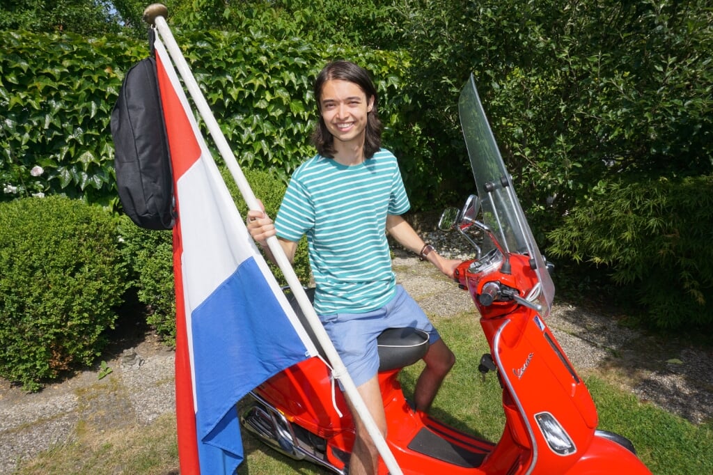 De vlag ging uit voor 19-jarige Conner van Kooten. Hij slaagde cum laude voor zijn vwo ondanks dat hij dyslectisch is! De TU in Delft lonkt nu. Foto: VSK