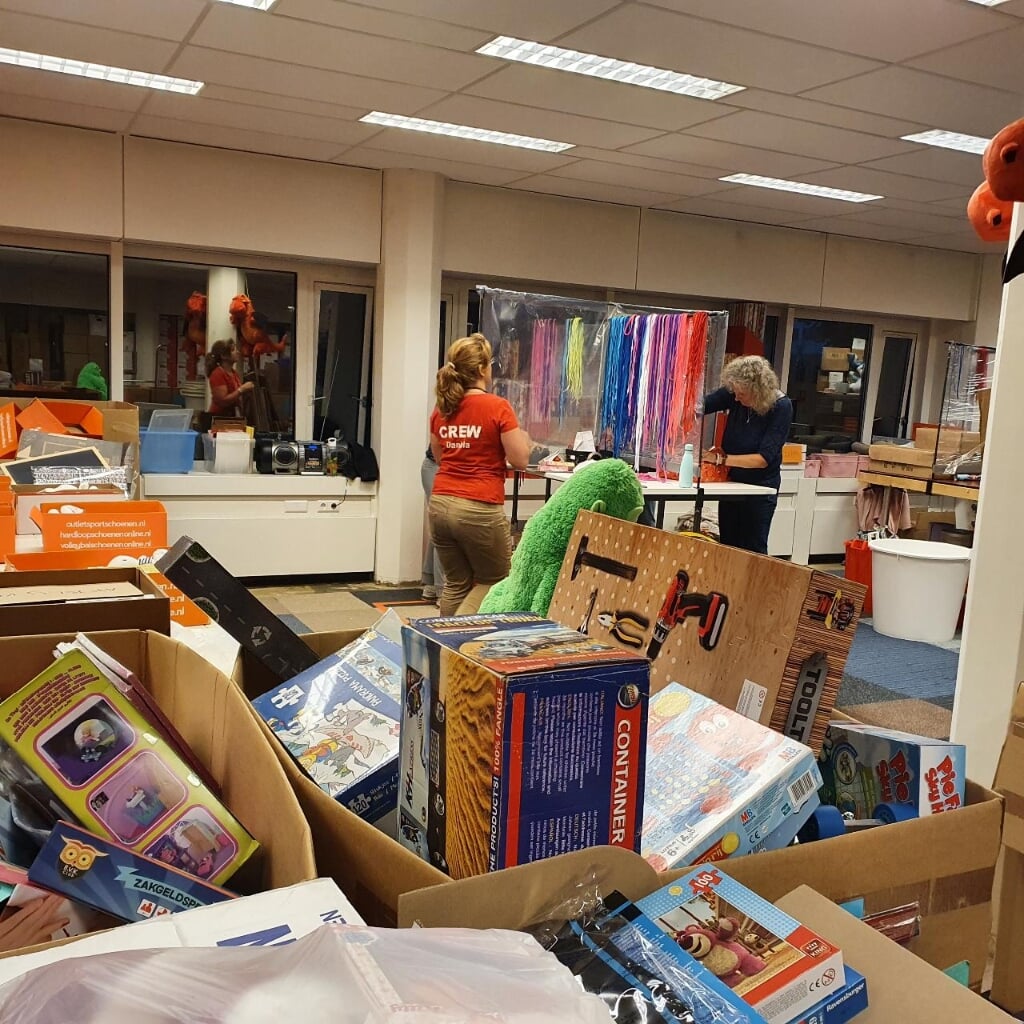Het pakhuis van Sinterklaas waar vrijwilligers de kadootjes inpakken. Foto: PR