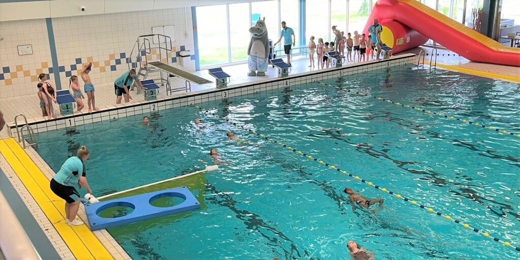 Vanaf 30 augustus beginnen de zwemlessen weer in zwembad Het Wedde. Kijk voor meer info op zwembadhetwedde.nl. Foto: Sportfondsen 