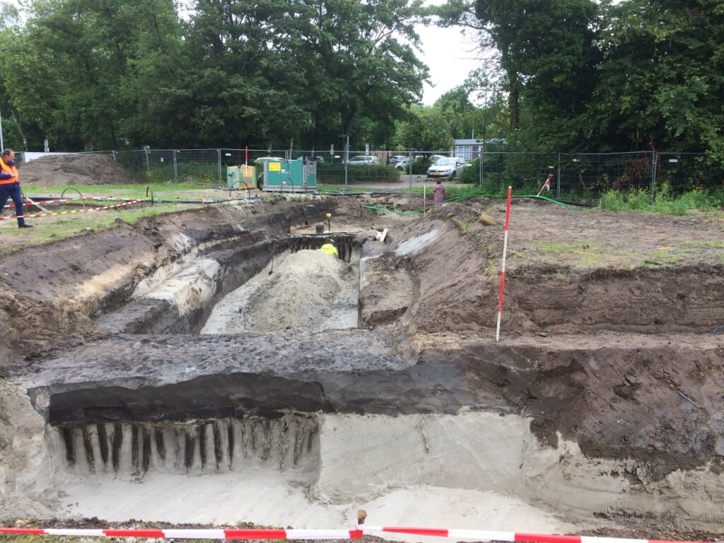 Opgraving in Leidschendam op 30 juni.De beschoeiing van de linker- en op de achtergrond de rechteroever. Het kanaal was 10 - 14 meter breed. Uniek hier is dat het door de standwal heen gaat. Foto: J. Koopstra
