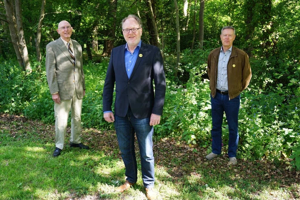Vlnr Fer de Boer, Hans van der Elst en Glenn Zeelt van ONS Voorschoten. De partij doet niet meer mee met de verkiezingen. Foto: VSK