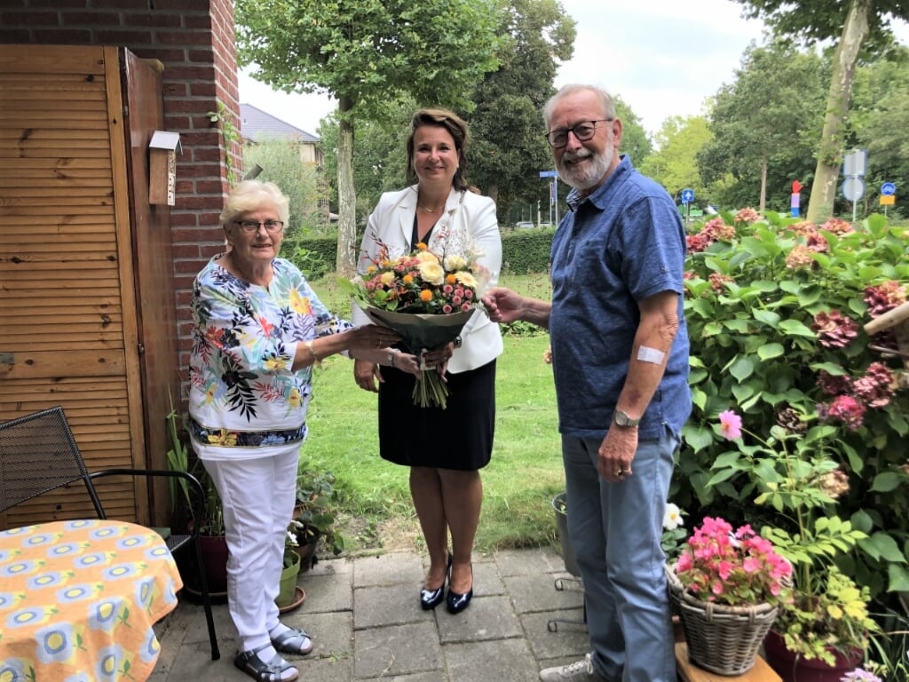 Burgemeester Nadine Stemerdink feliciteert Greet en Hans Dijkers-Pex met hun 60-jarig huwelijk. Foto: Vsk