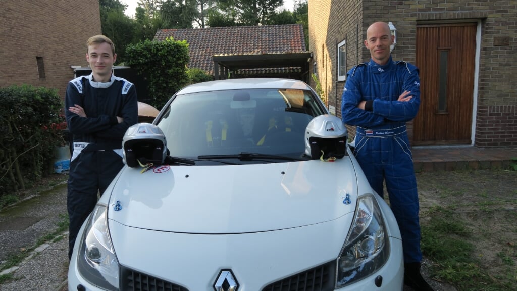 Vader Radbout (r) en zoon Jasper (l) bouwden voornamelijk zelf hun Renault Clio Sport 200 pk om voor het rallyrijden. Foto: fam Mutsaers