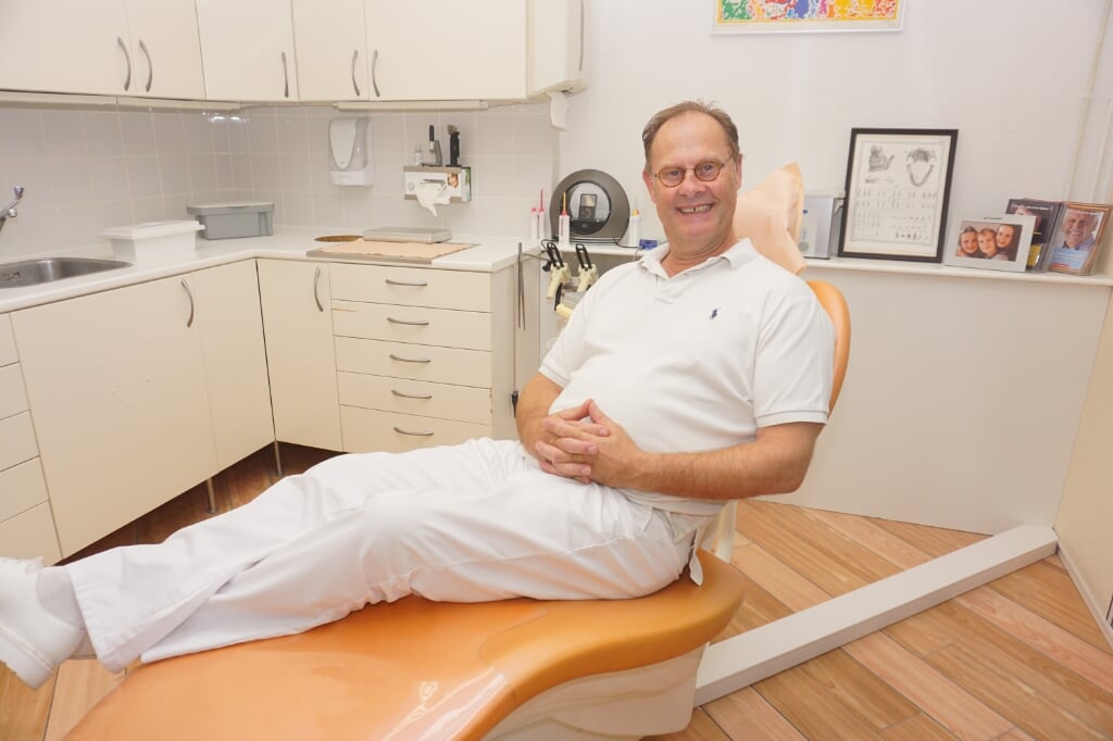De tandprotheticus in zijn eigen stoel? Humor is belangrijk voor Jim Buschman die al ruim 40 jaar in het vak zit. Foto: VSK