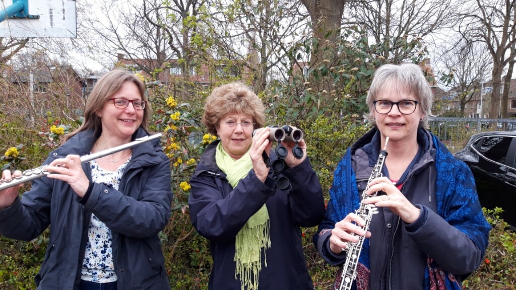 Daniëlle, Maddy en Annemarie, respectievelijk fluitiste, gids en hoboïste zorgen op 22 mei voor een bijzonder programma. Foto: Sinfonietta